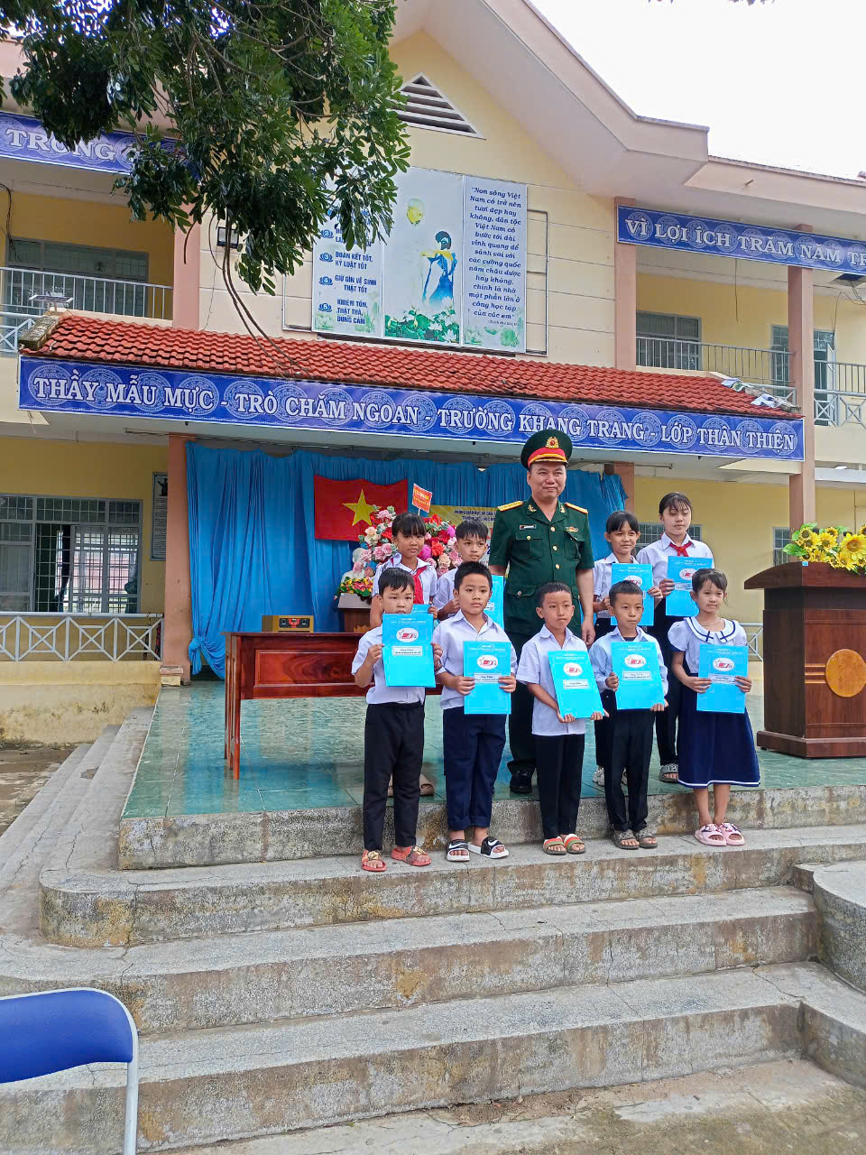 Lễ khai giảng năm học và trao một số suất quà cho học sinh